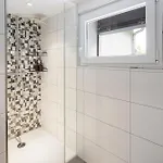 Modernes Mit Balkon Und Parkplatz, Naehe 아파트