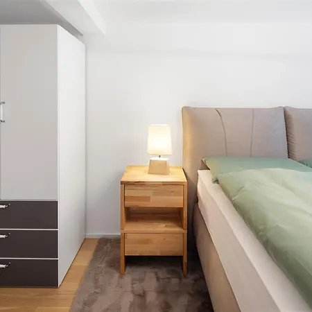公寓 Modernes Mit Balkon Und Parkplatz, Naehe