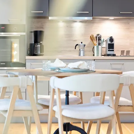 Modernes Mit Balkon Und Parkplatz, Nähe Apartment