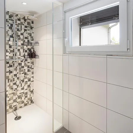 Modernes Mit Balkon Und Parkplatz, Nähe Apartment