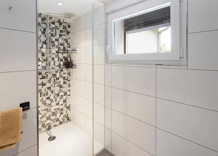 Modernes Mit Balkon Und Parkplatz, Nähe Apartment